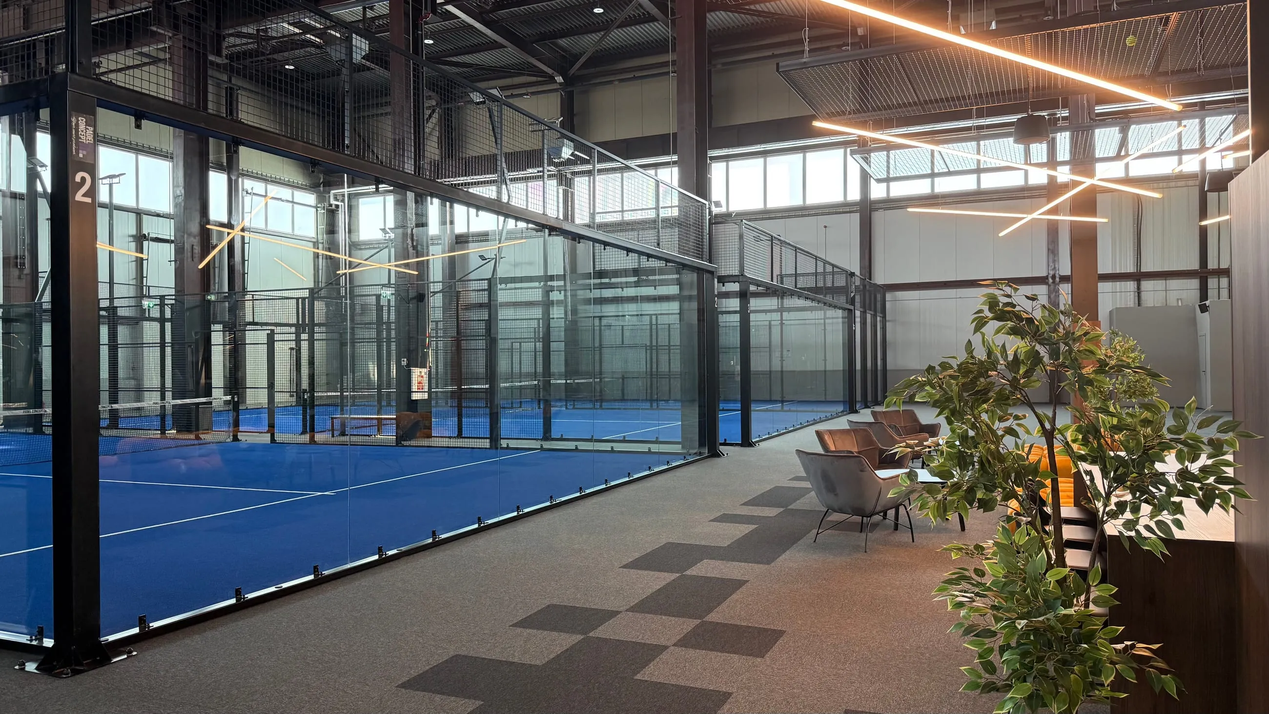 XPadel kluba laukumi, redzami caur lounge stiklu