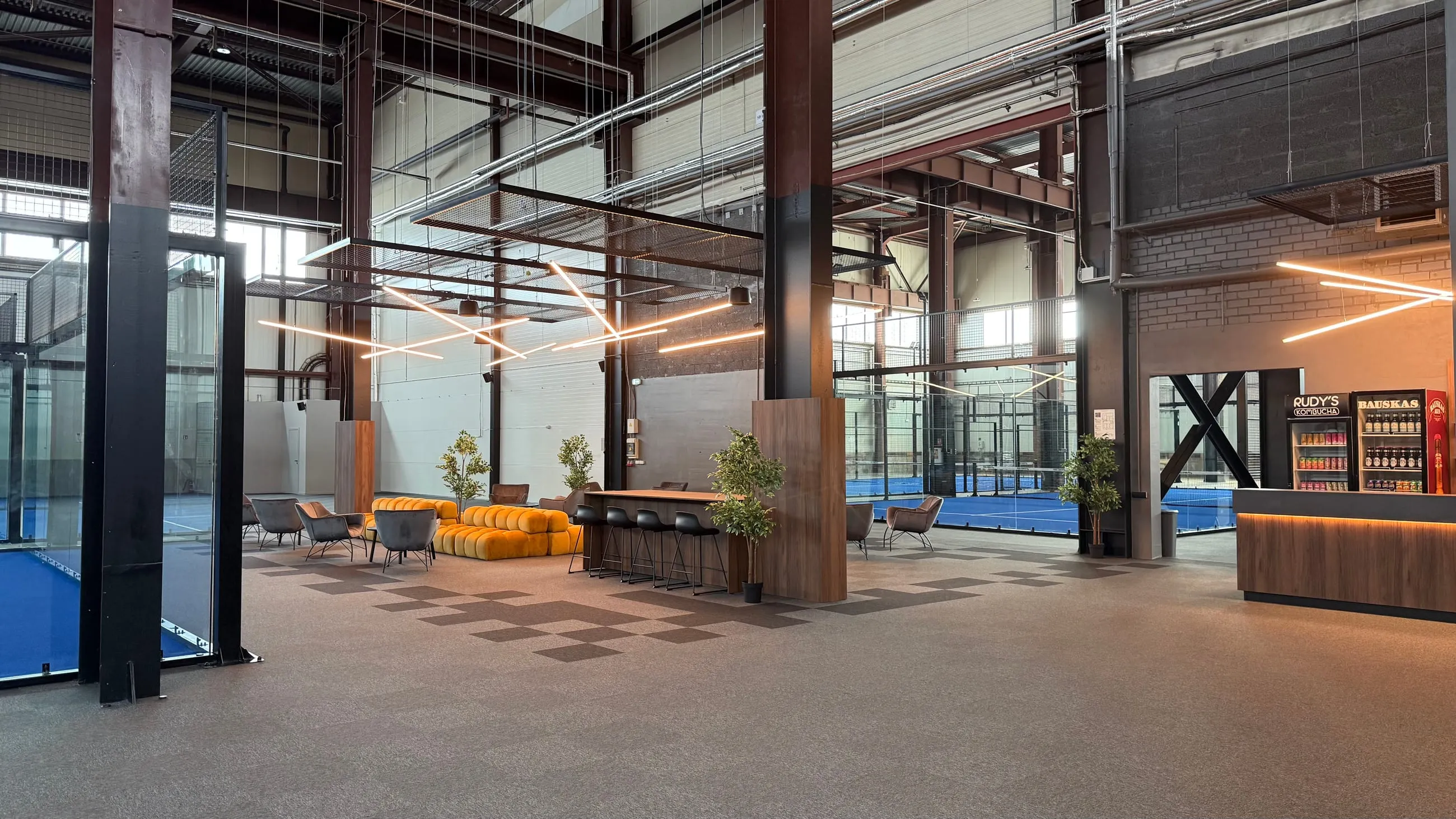 Padel laukumi caur panorāmas stiklu